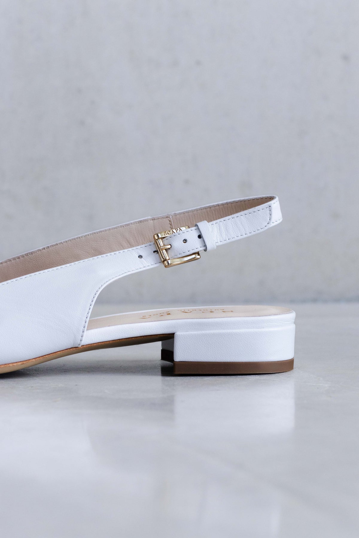 LEATHER SLINGBACK WITH FINE GOLDEN BUCKLE - SHOES - SCAPA FASHION - SCAPA OFFICIAL