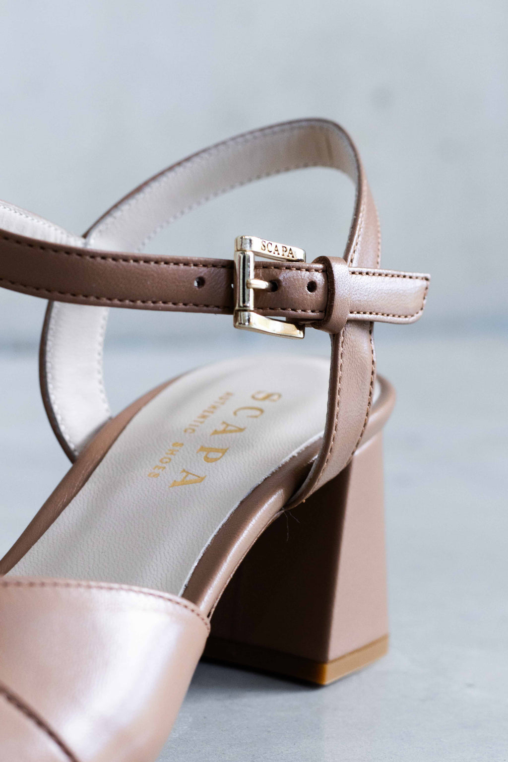LEATHER HEEL SANDAL WITH FINE BUCKLE - WHITE /SAND - SHOES - SCAPA FASHION - SCAPA OFFICIAL