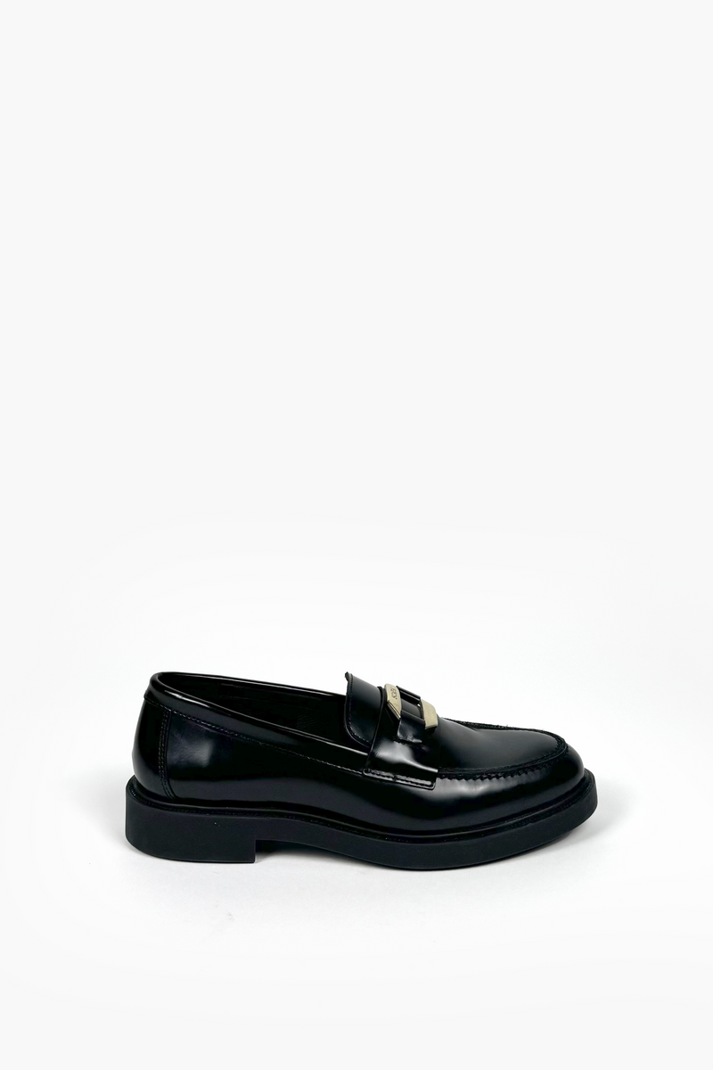Leather moccasin with metal buckle
