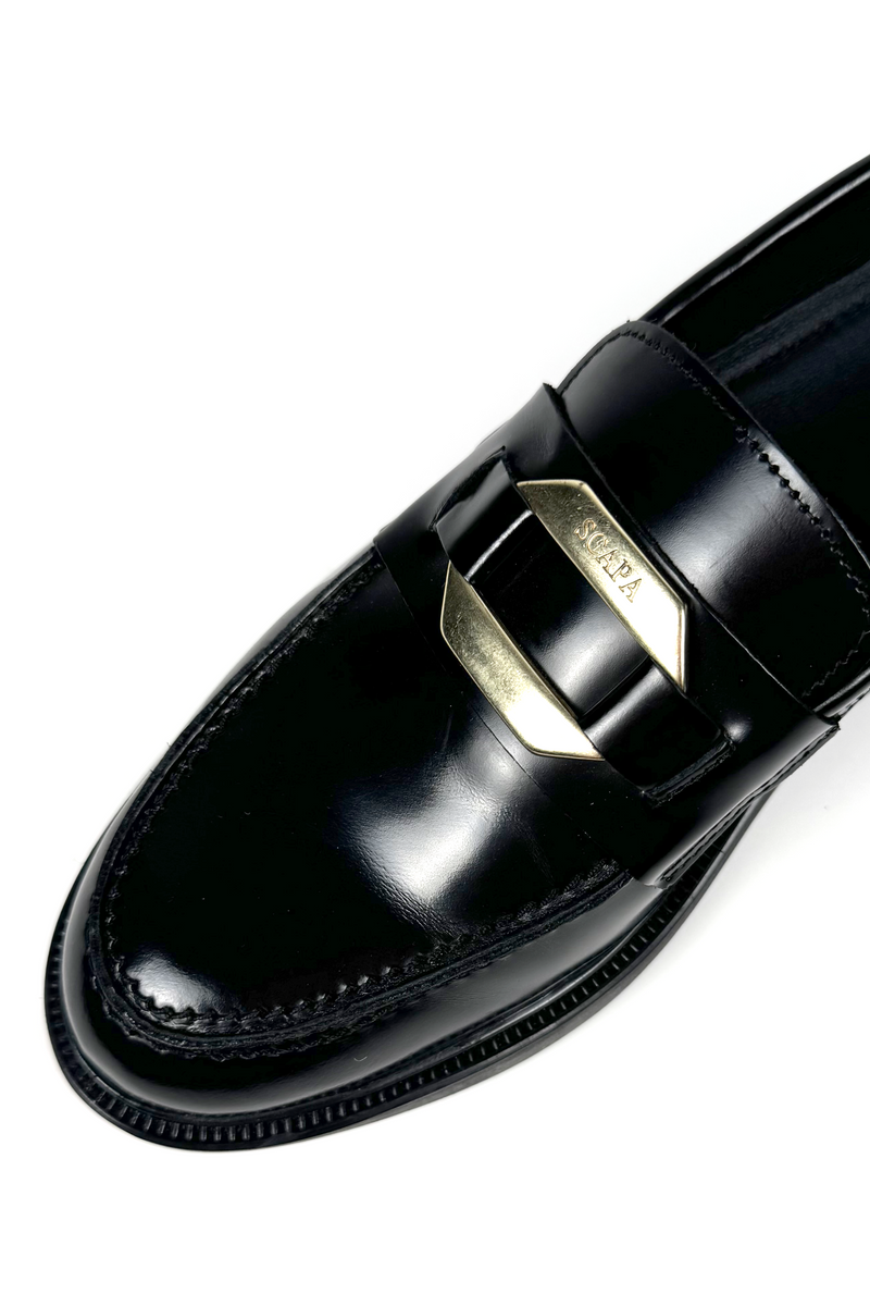 Leather moccasin with metal buckle