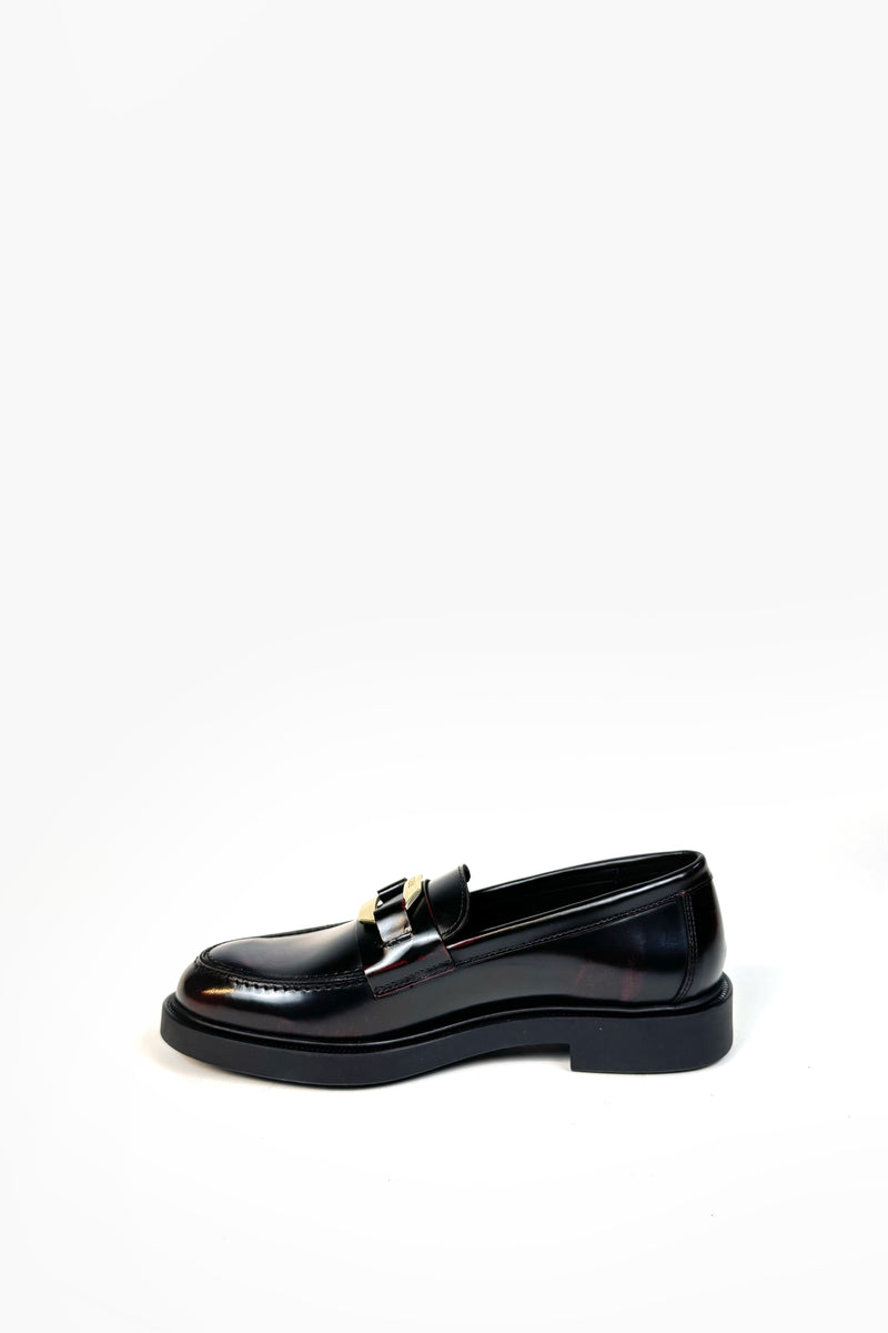 Leather moccasin with metal buckle
